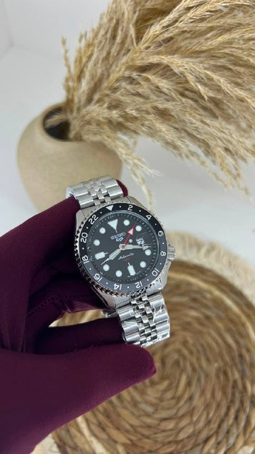 SEIKO JAPAN MOVEMENT  AUTOMATIC  SAPPHIRE GLASS GMT WORKING  WATER RESISTANT