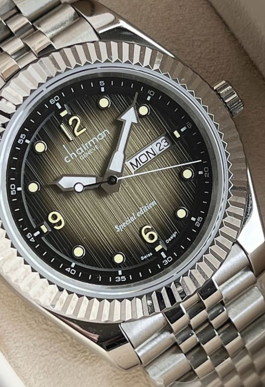 A stunning color for a stunning watch. It will give you a feeling of regal luxury. 465